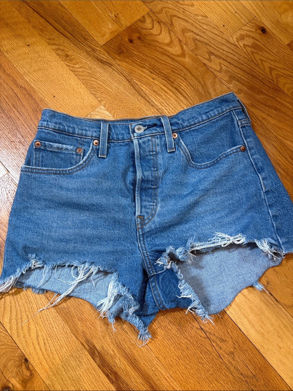 • Levi’s •